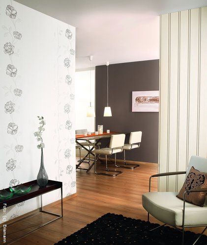 Gemütlichkeit verbreitet die braune Wand am Essbereich. Damit der Raum schön leicht wirkt, wurden die anderen Wände mit hell-gemuserten Tapeten versehen. Gemütlichkeit verbreitet die braune Wand am Essbereich. Damit der Raum schön leicht wirkt, wurden die anderen Wände mit hell-gemuserten Tapeten versehen.